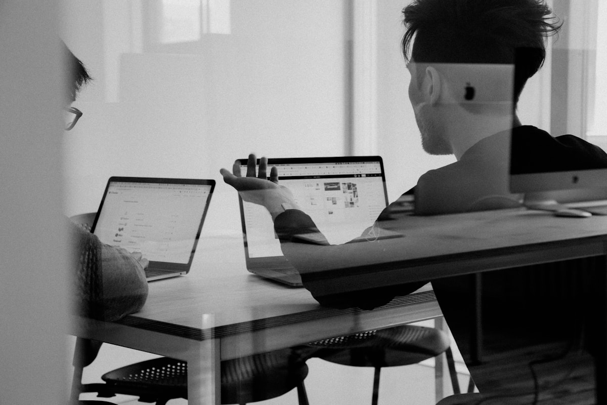 Strategie-Meeting mit Laptop, Marketingdaten und digitalem Wachstumsplan